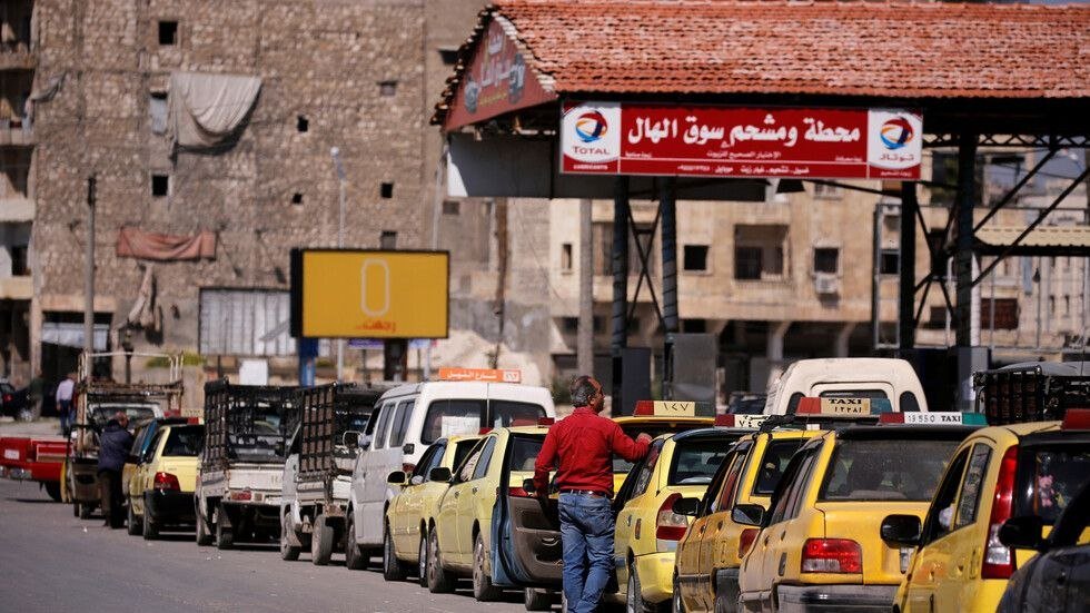 أزمة البنزين تتصاعد.. خسائر بالدولار وطوابير أمام محطات “طيبة” ورواج للسوق السوداء