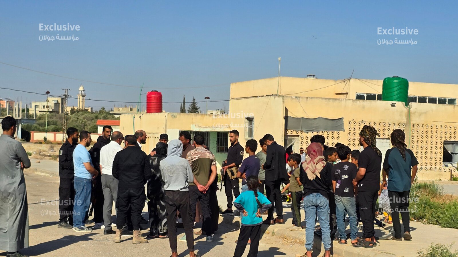 مدير منطقة بصرى يطمئن العائلات المقيمة في مجمع إنعاش الريف ويؤكد توفير الحماية الأمنية