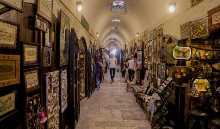 حرفي يحفظ ذاكرة حلب بزخارف الخشب العجمي