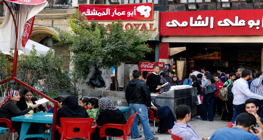 عائلات سورية بين فكّي الغلاء والجباية: أعباء الإقامة المالية تلاحق السوريين في لبنان ومصر