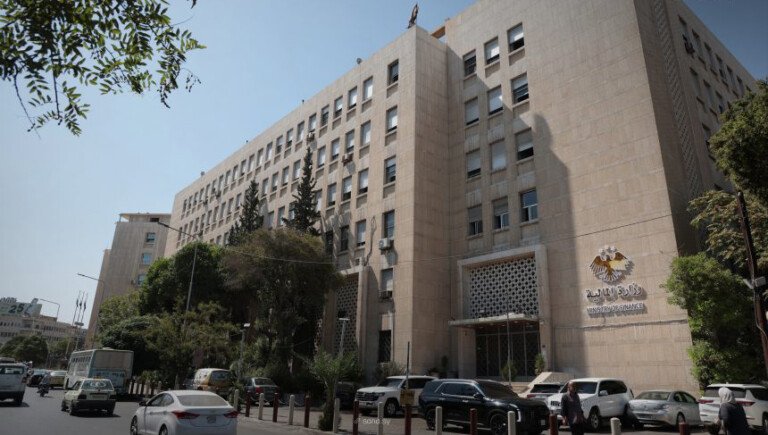 وزارة المالية السورية تنجز ملفات 74 ألف متقاعد عسكري ووارث متوقفة رواتبهم