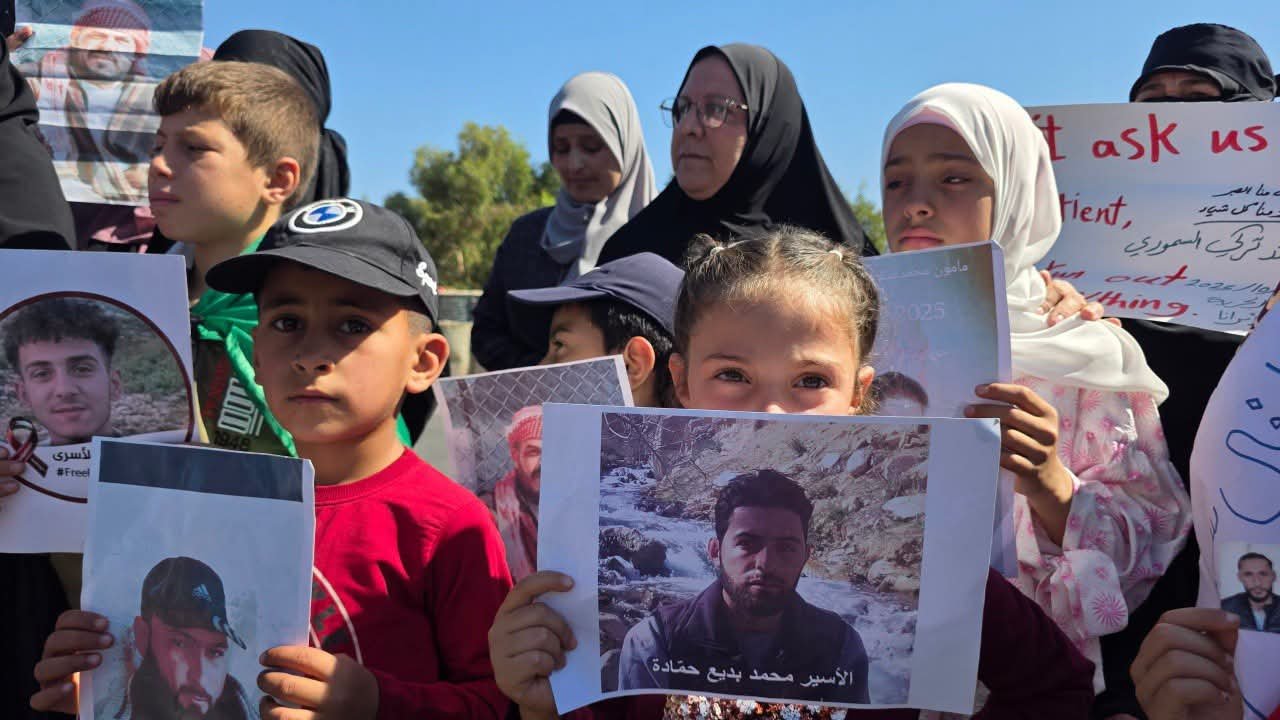 ذوو المعتقلين أمام الأندوف في القنيطرة: مطالب بالكشف عن المصير والإفراج عن المحتجزين