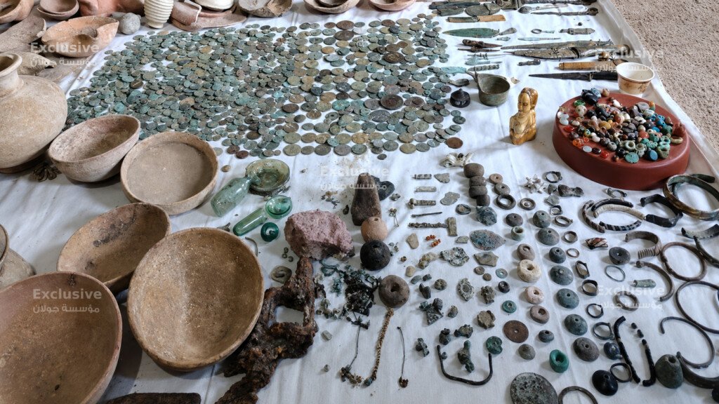 تسليم مجموعة أثرية تضم نحو ألف قطعة إلى الآثار في درعا.. مواطن سوري: “البلد أولى بها”