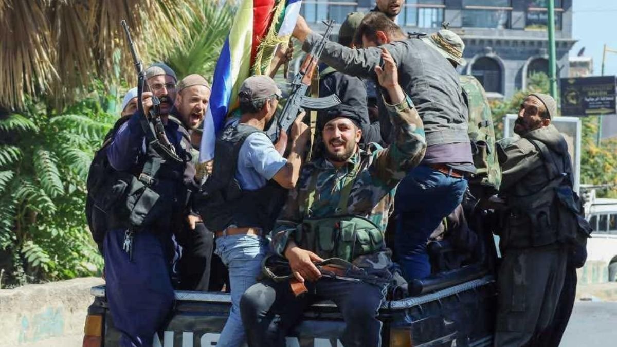 من السلاح إلى الإسناد الجوي.. كيف اتسع الدعم الإسرائيلي لحكمت الهجري في السويداء؟