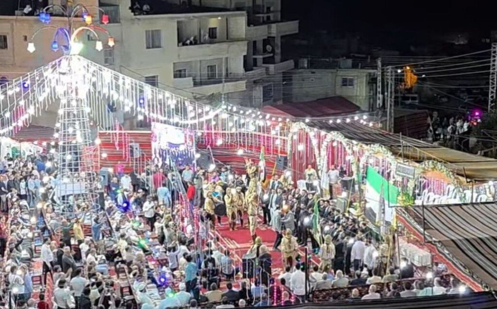 40 عريساً وعروساً في عرس جماعي بالتل.. مبادرة تخفف كلفة الزواج وتعيد تقليداً اجتماعياً