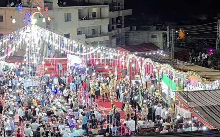 40 عريساً وعروساً في عرس جماعي بالتل.. مبادرة تخفف كلفة الزواج وتعيد تقليداً اجتماعياً