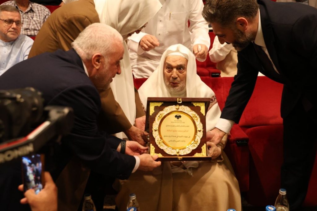 أكثر من 100 كتاب في خدمة دمشق.. وزارة الثقافة تكرّم المؤرخ محمد مطيع الحافظ