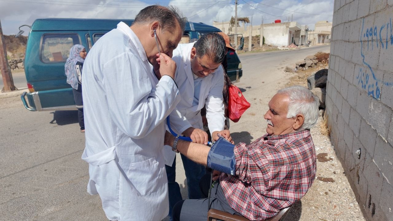 6 عيادات متنقلة لمدة 3 أشهر.. توسيع الخدمات الصحية في القنيطرة وتجمعات أبناء الجولان بريف درعا