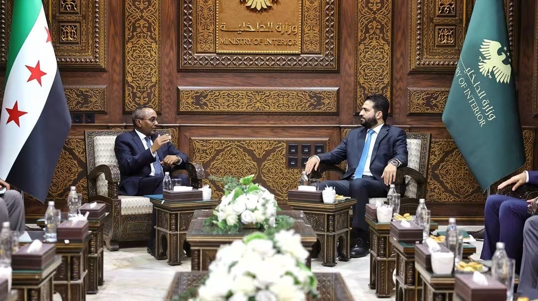 وزير الداخلية يلتقي السفير الصومالي ويستعرض ملفات مشتركة”